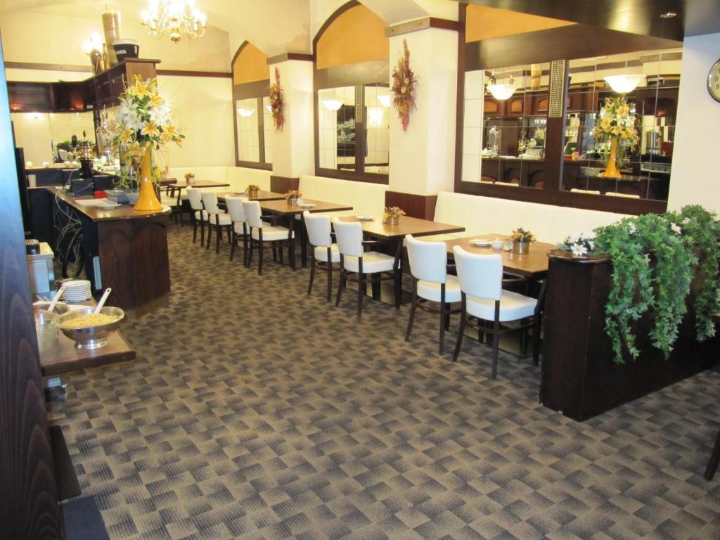 Amadeus Hotel Прага Екстериор снимка